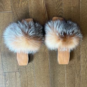 Flat fur sandals in a size 7